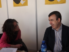 Lorenzo Silva respondió a las preguntas de Cultura Low Cost en la Feria del Libro de Valencia. / Foto por: Alba Poveda
